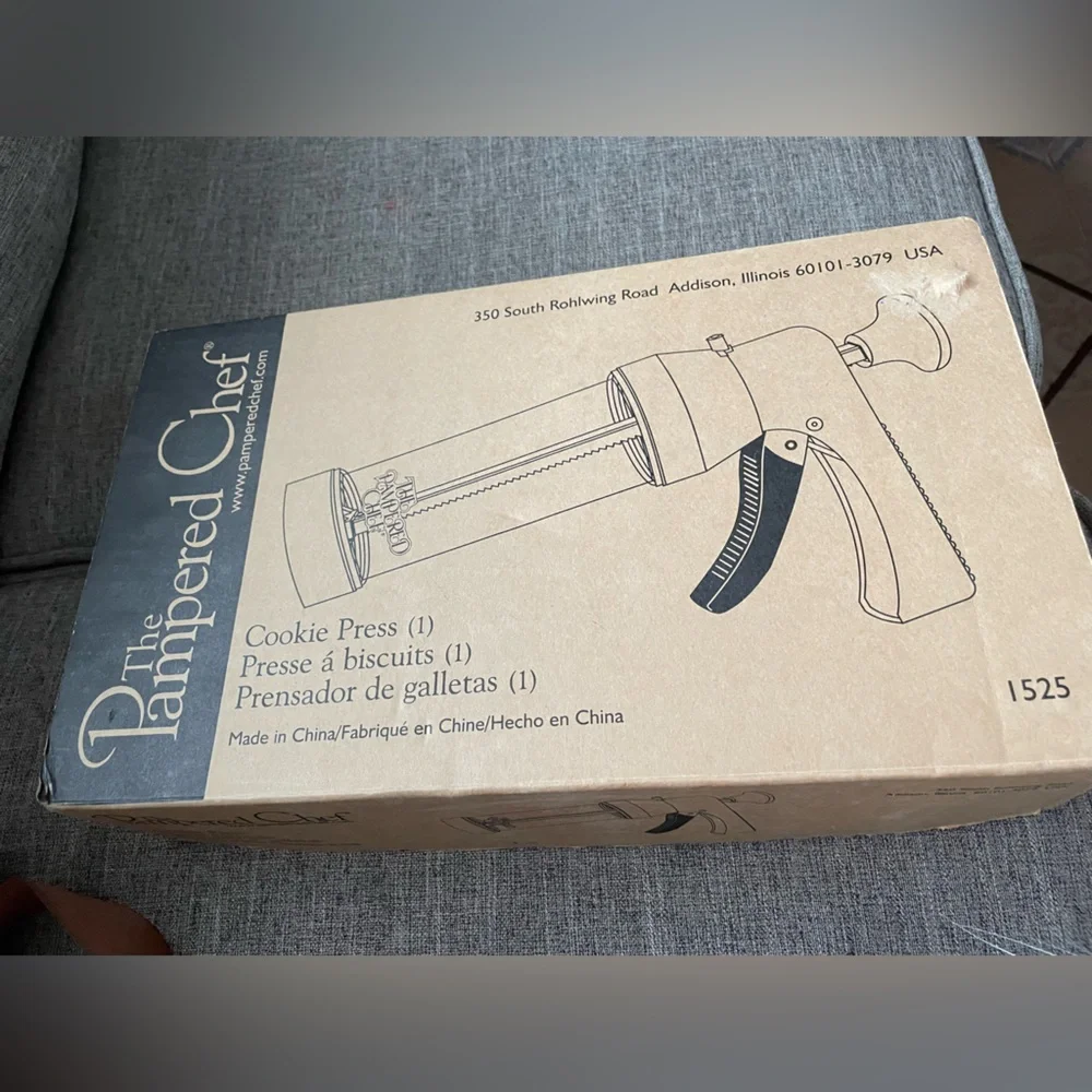 Pampered Chef White Cookie Press with 16 Multidesign Discs 3” ea In original box